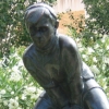 SORIANO-MONTAGUT, INNOCENCI : El joc de la viola (1938), escultura en bronze de Soriano-Montagut al parc municipal dAmposta