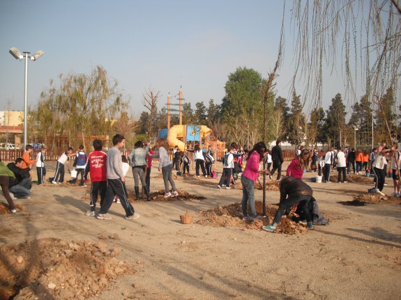Ajuntament d´Amposta > Comunicació > Els escolars planten 80 arbres al Parc dels Xiribecs un any després de la inauguració