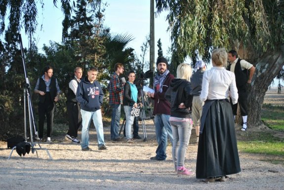 Ajuntament d´Amposta > Comunicació > Joves realitzadors ampostins roden un curt de cinema mut per la Festa del Mercat a la Plaça.