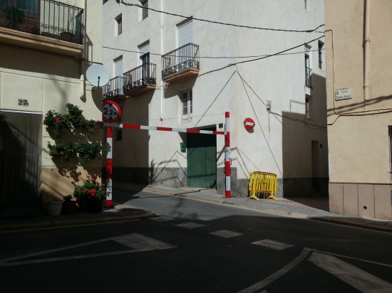 Ajuntament d´Amposta > Comunicació > Les entrades a diversos carrers del casc antic d’Amposta es limiten amb pòrtics de gàlib màxim