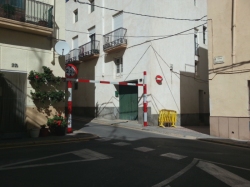 Les entrades a diversos carrers del casc antic d’Amposta es limiten amb pòrtics de gàlib màxim