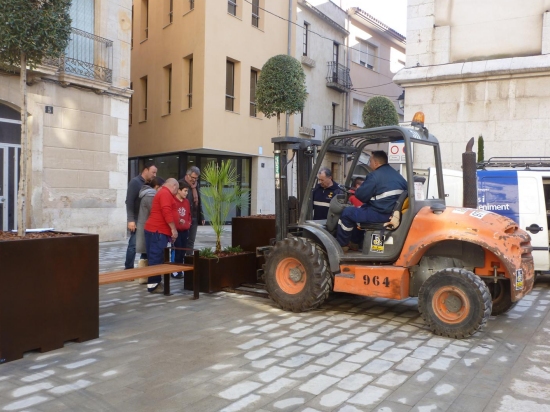 Ajuntament d´Amposta > Comunicació > Finalitzen les obres de remodelació del carrer Major i la Plaça de l’Ajuntament amb la instal·lació del mobiliari