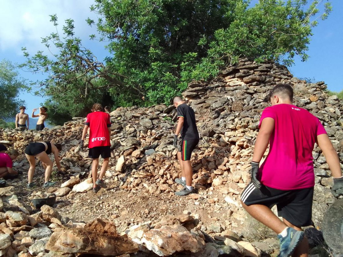 Una quinzena de joves recuperen les barraques de pedra seca d’Amposta