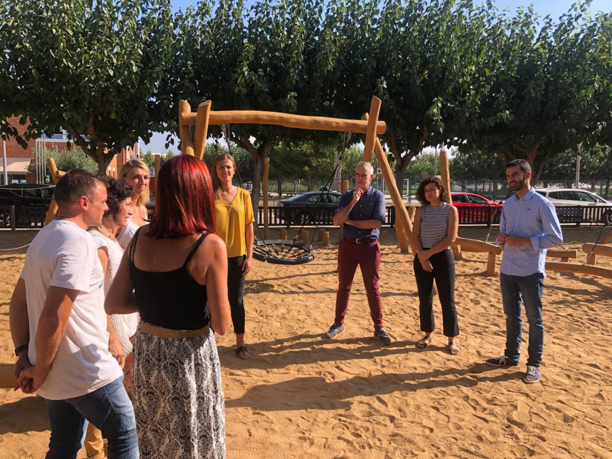 Amposta inaugura un parc amb tirolina davant de l’Institut Escola Agustí Barberà