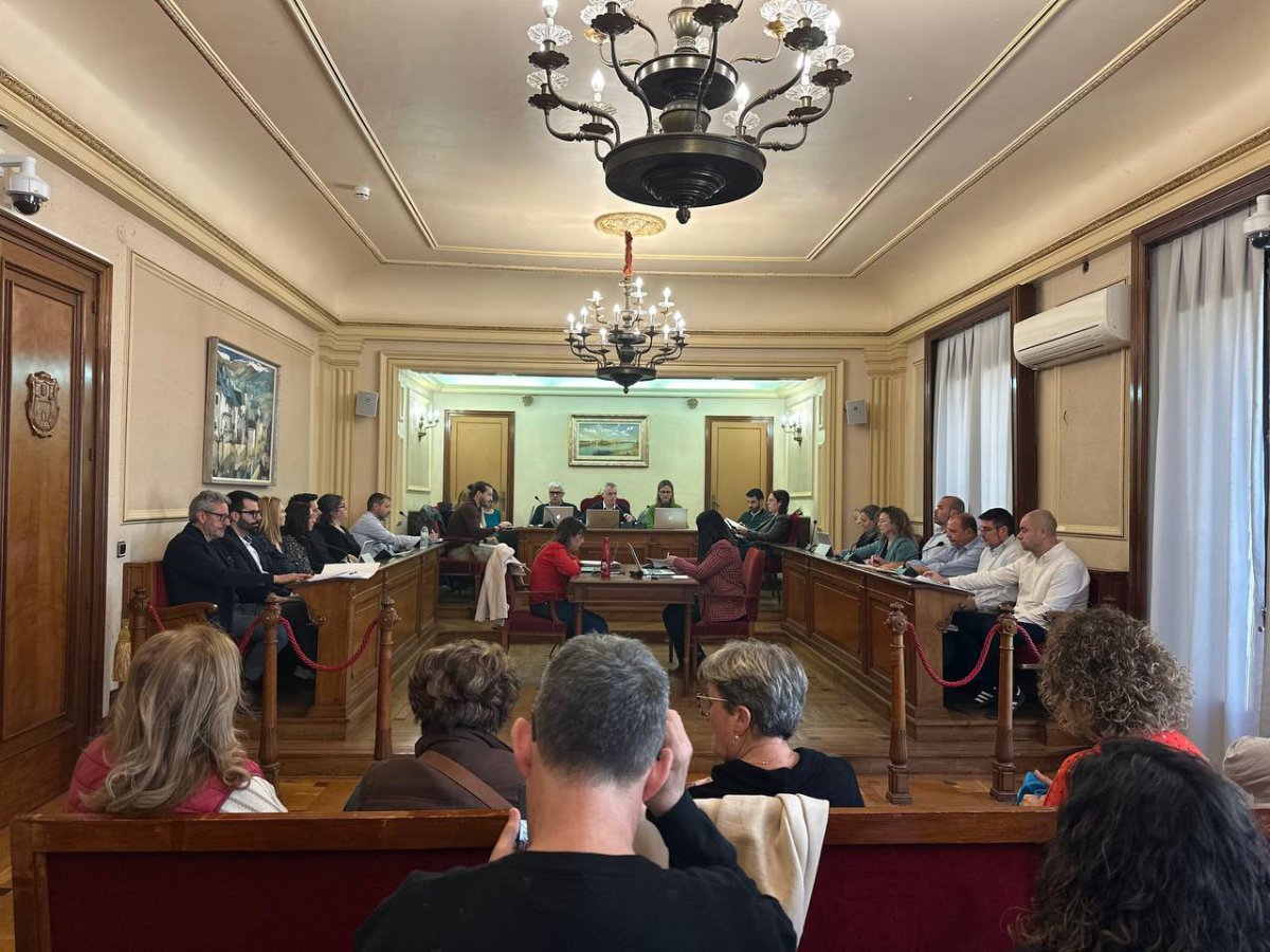 Amposta declara els vestits de paper com a bé cultural d’interès local