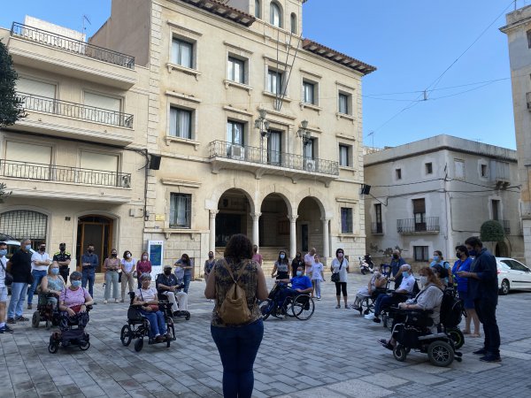 Una quinzena de persones amb mobilitat reduïda traslladen els problemes de mobilitat d’Amposta