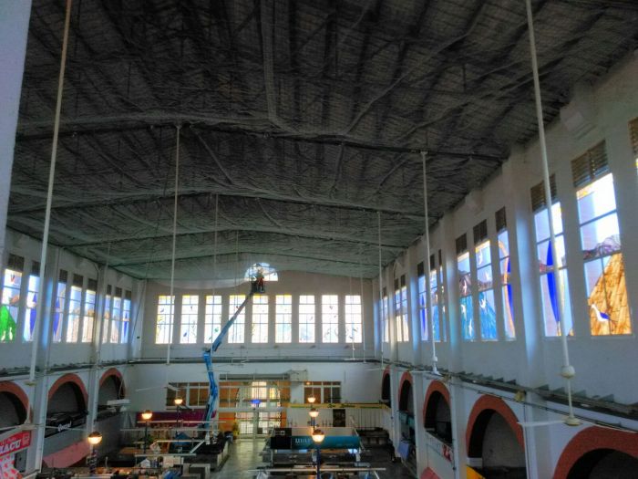 L’Ajuntament instal·la una xarxa protectora al sostre del Mercat Municipal