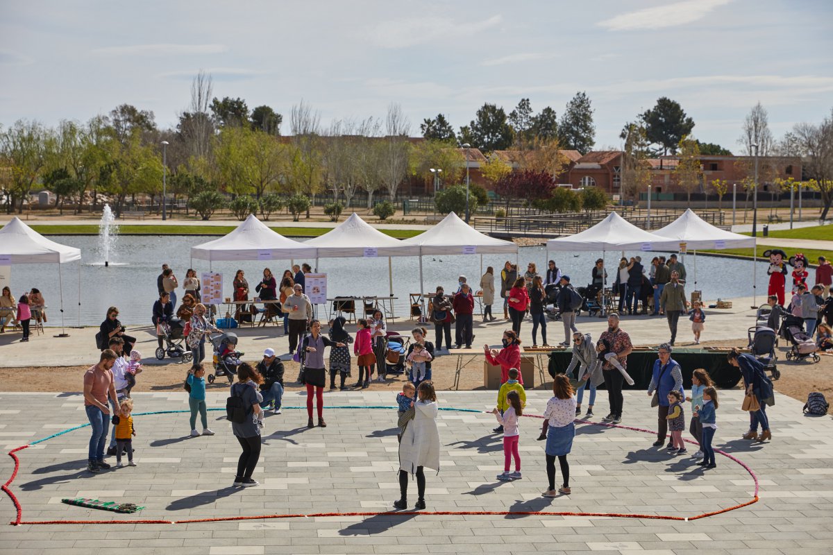Un centenar de persones participen en la fira "Creixem amb tu"