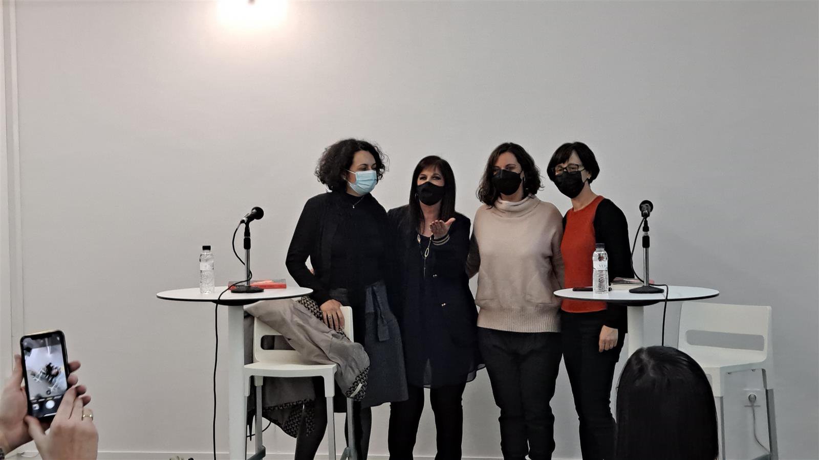 Imatges de la presentació del llibre "Escales avall", de Cinta Arasa.