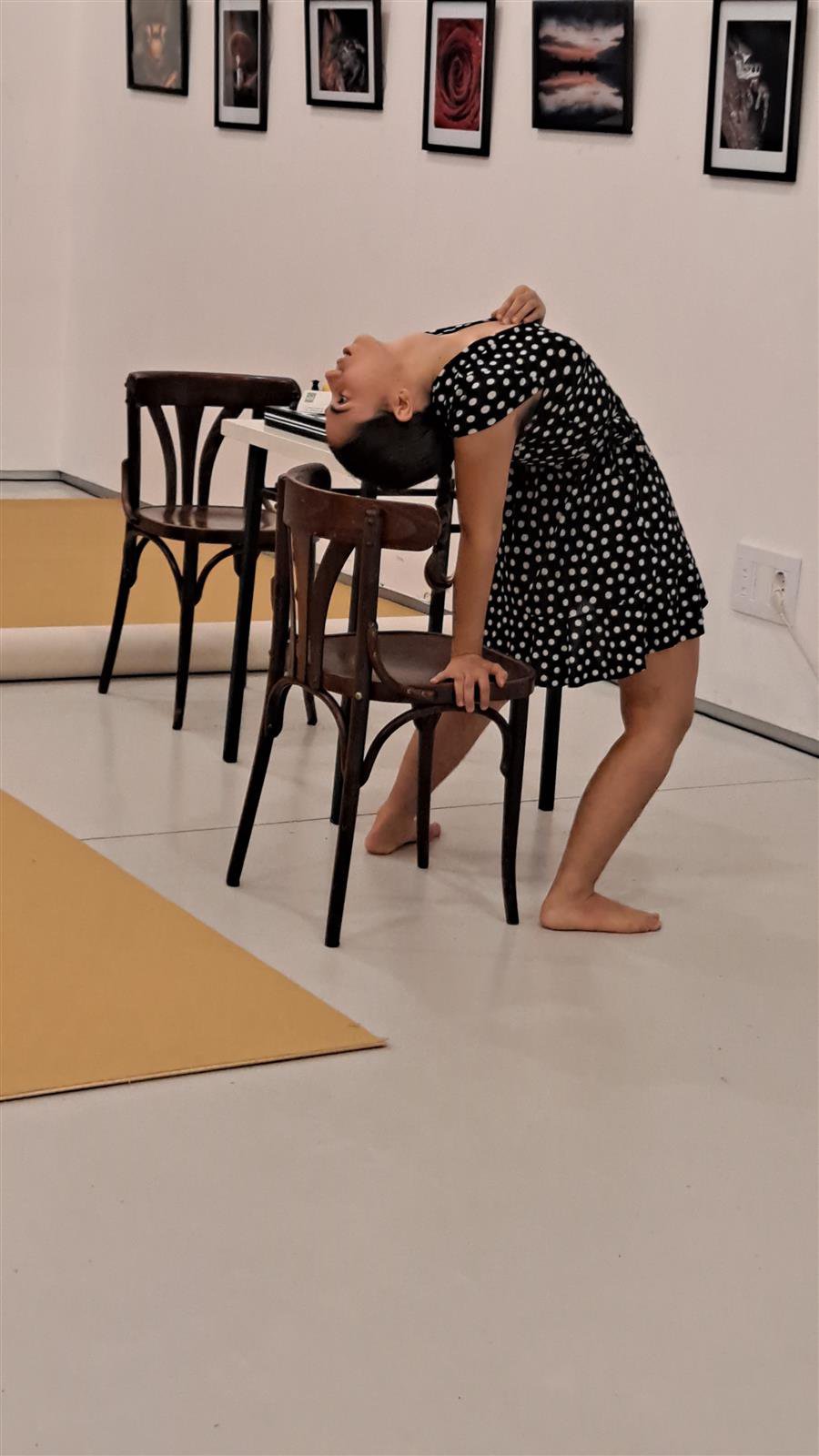 Imatges de la cloenda. Dansa amb l’obra "Que et fessis vella tu...sí que em faria escopir sang", per LaFonte Cia.