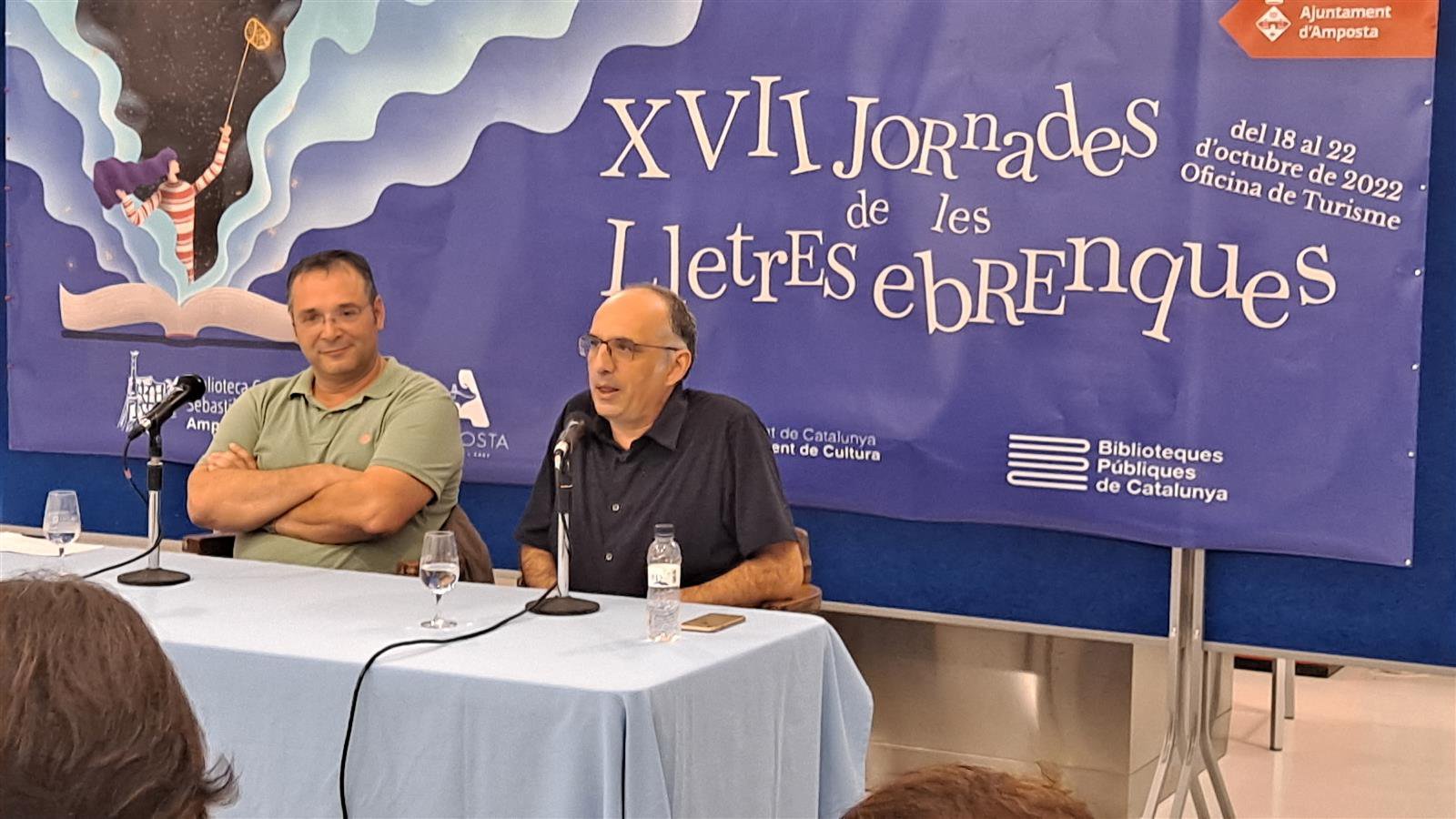 Imatges de la trobada del Club de Lectura Cafè-Tertúlia amb l’escriptor Toni Orensaz.