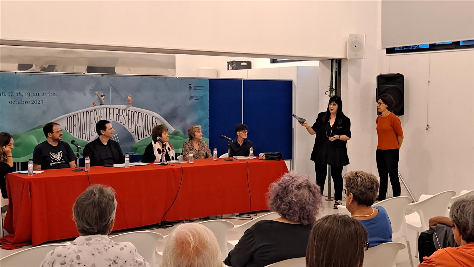 Imatges de la taula rodona "Lluitar contra la desmemòria".