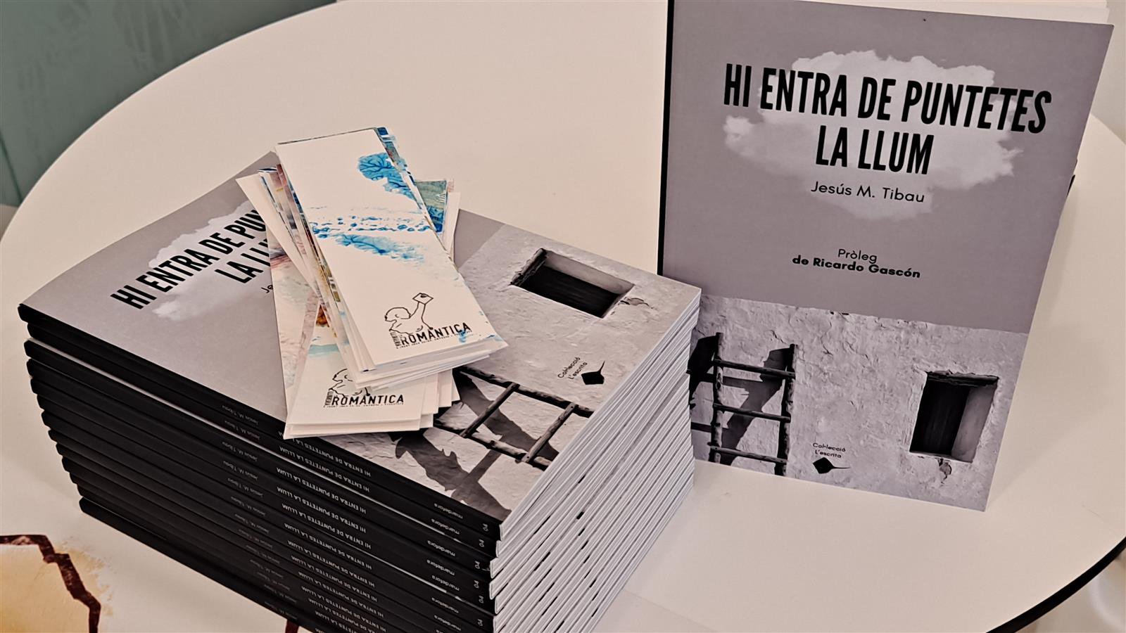 Imatges de la presentació del llibre "Hi entra de puntetes, la llum", de Jesús M. Tibau.