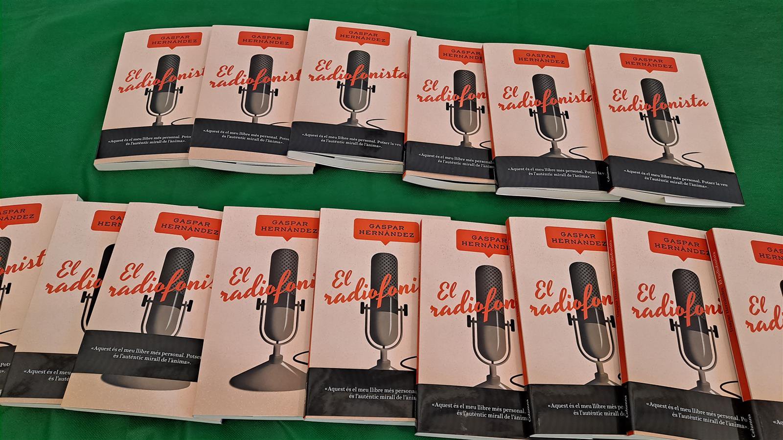 Imatges de la presentació del llibre "El radiofonista", de Gaspar Hernández.