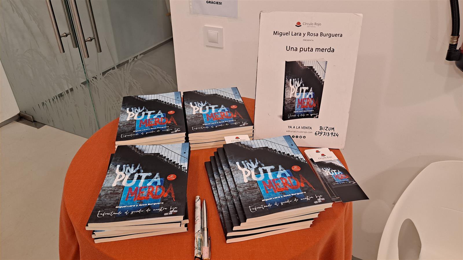 Imatges de la presentació del llibre "Una puta merda", de Rosa Burguera i Miguel Lara.