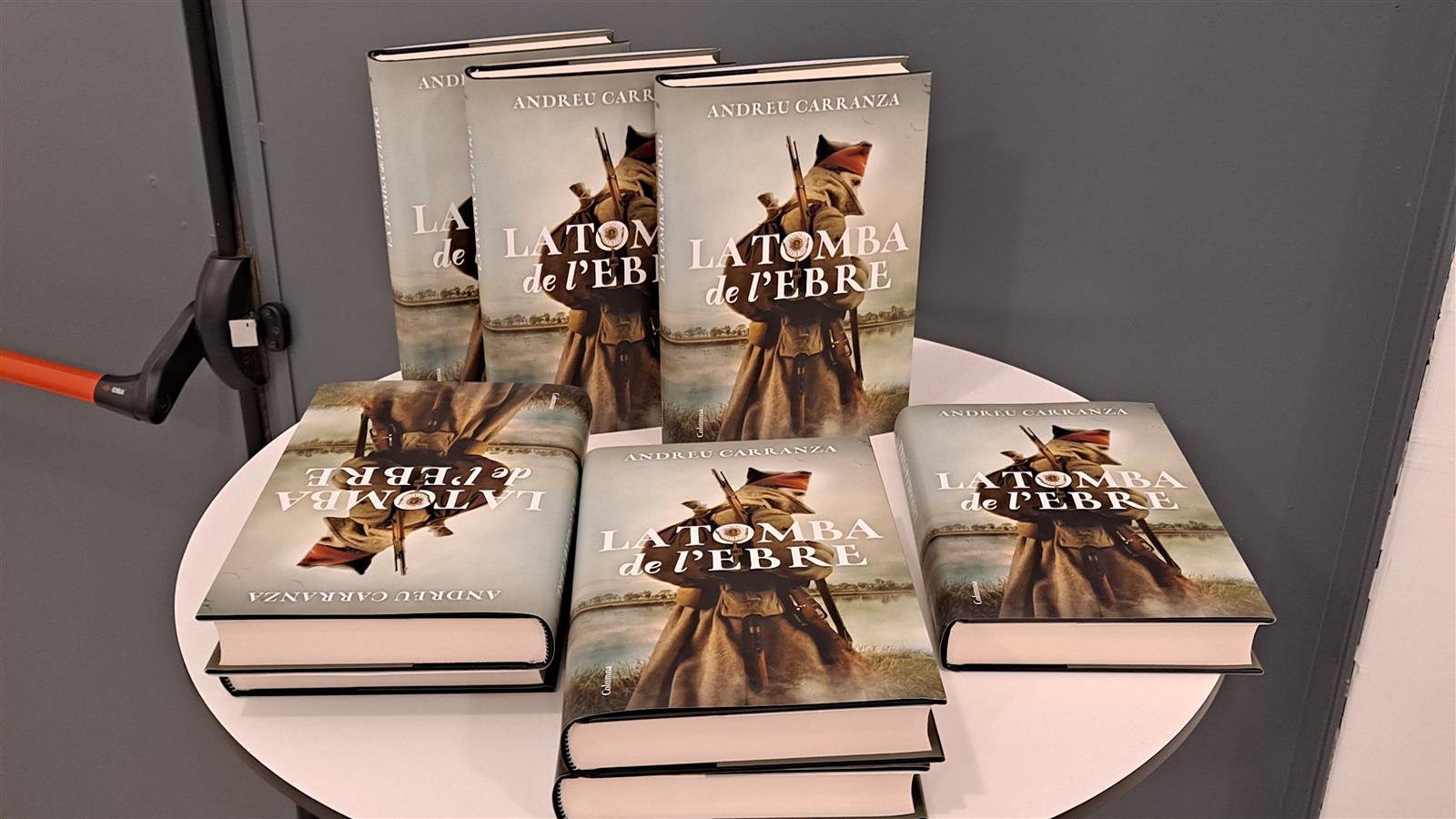 Imatges de la presentació del llibre "La tomba de L’Ebre", d’Andreu Carranza.