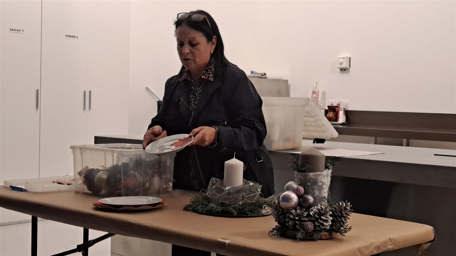 Imatges del taller "Parem taula per Nadal" a càrrec de Sílvia Salvadó.