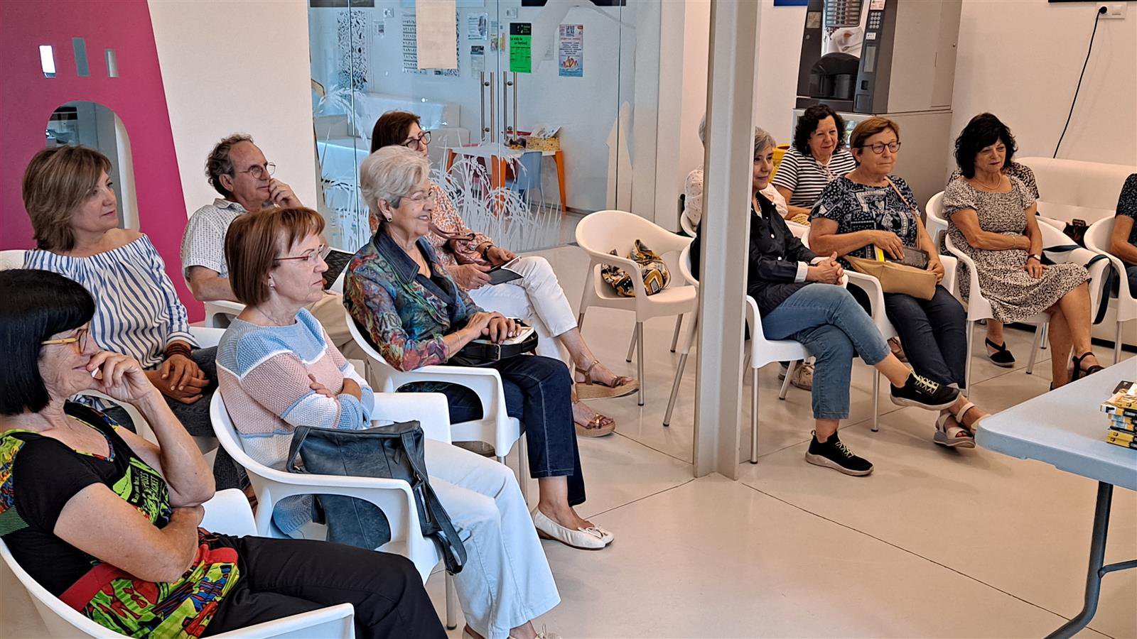 Imatges de la trobada del Club de Lectura Cafè-Tertúlia amb Rosana Andreu