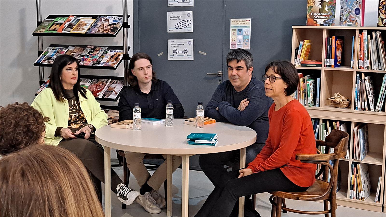 Imatges de la trobada del Club de Lectura Cafè Tertúlia per comentar l’obra "Totes les narracions del Delta"