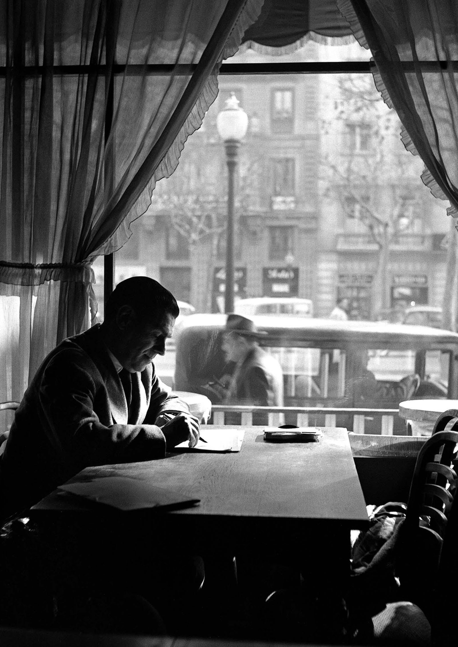 Foto de Sebastià Juan Arbó a un café de Barcelona