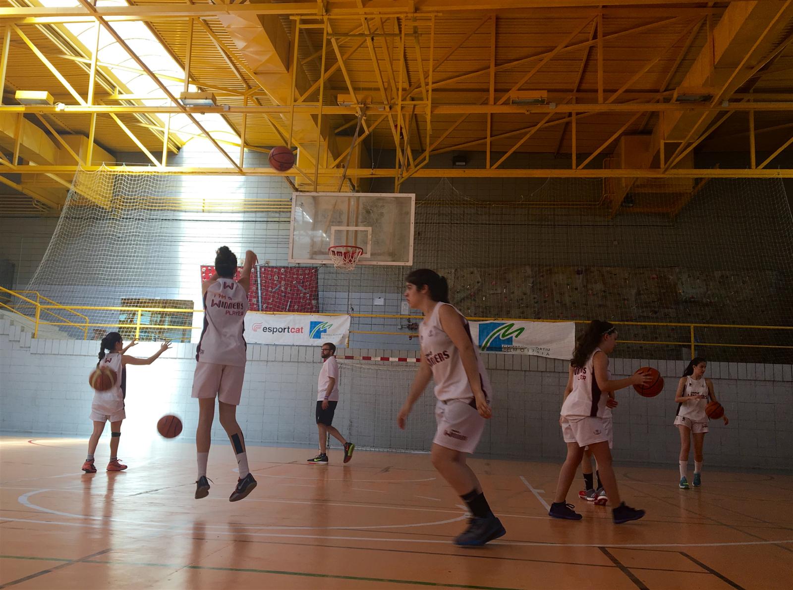 Ajuntament d´Amposta > Comunicació > Prop d’un centenar de jugadores de bàsquet  participen al Campus Winners
