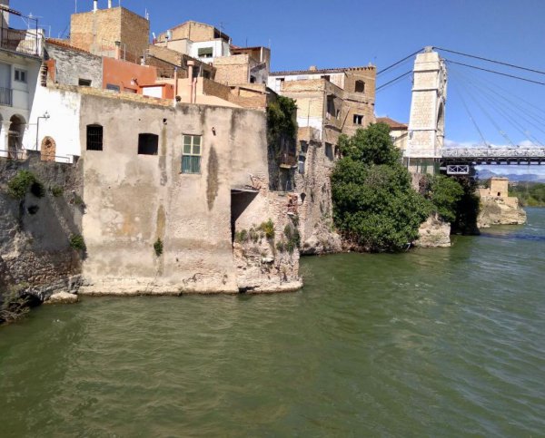 L’Ajuntament compra dos habitatges del carrer Victòria dins el projecte de recuperació de la façana fluvial