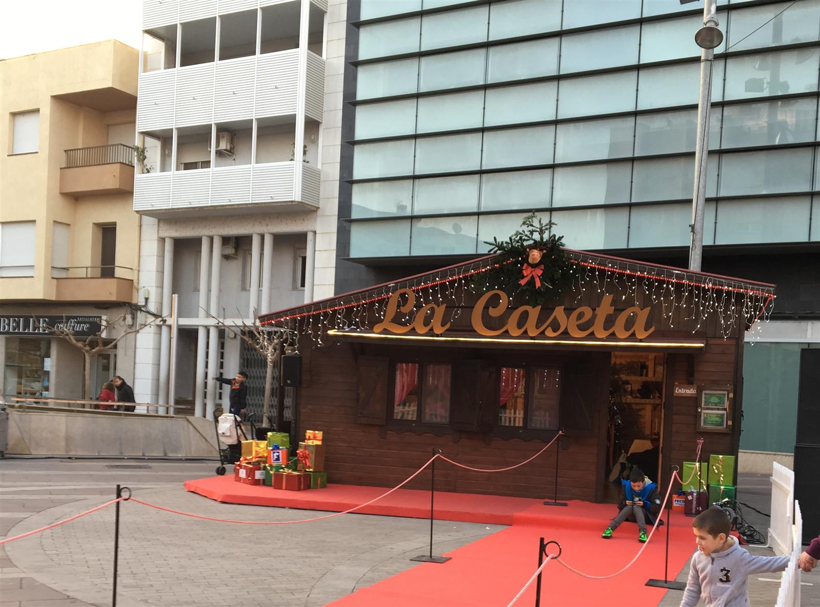 Un parc d´atraccions al Parc dels Xiribecs i la Caseta de Nadal a la plaça del Mercat, estrelles del Nadal a Amposta