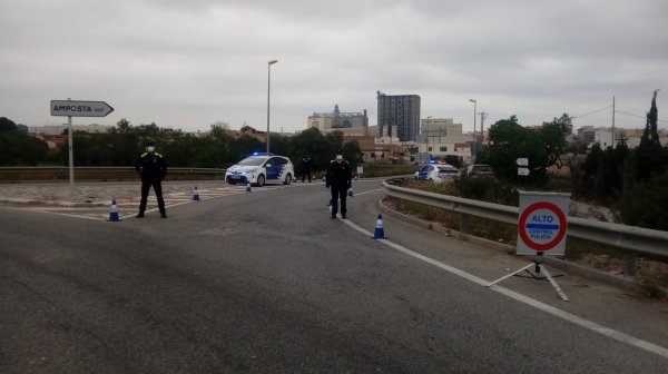 COVID-19: La Policia Local interposa 73 denúncies i detè 3 persones les dues primeres setmanes de confinament