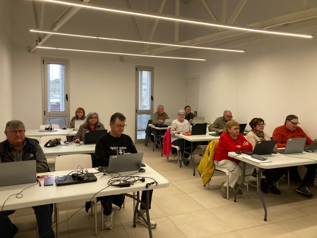 Comencen els cursos de Digitalització aplicada al Casal Cívic Ruiz Salgado