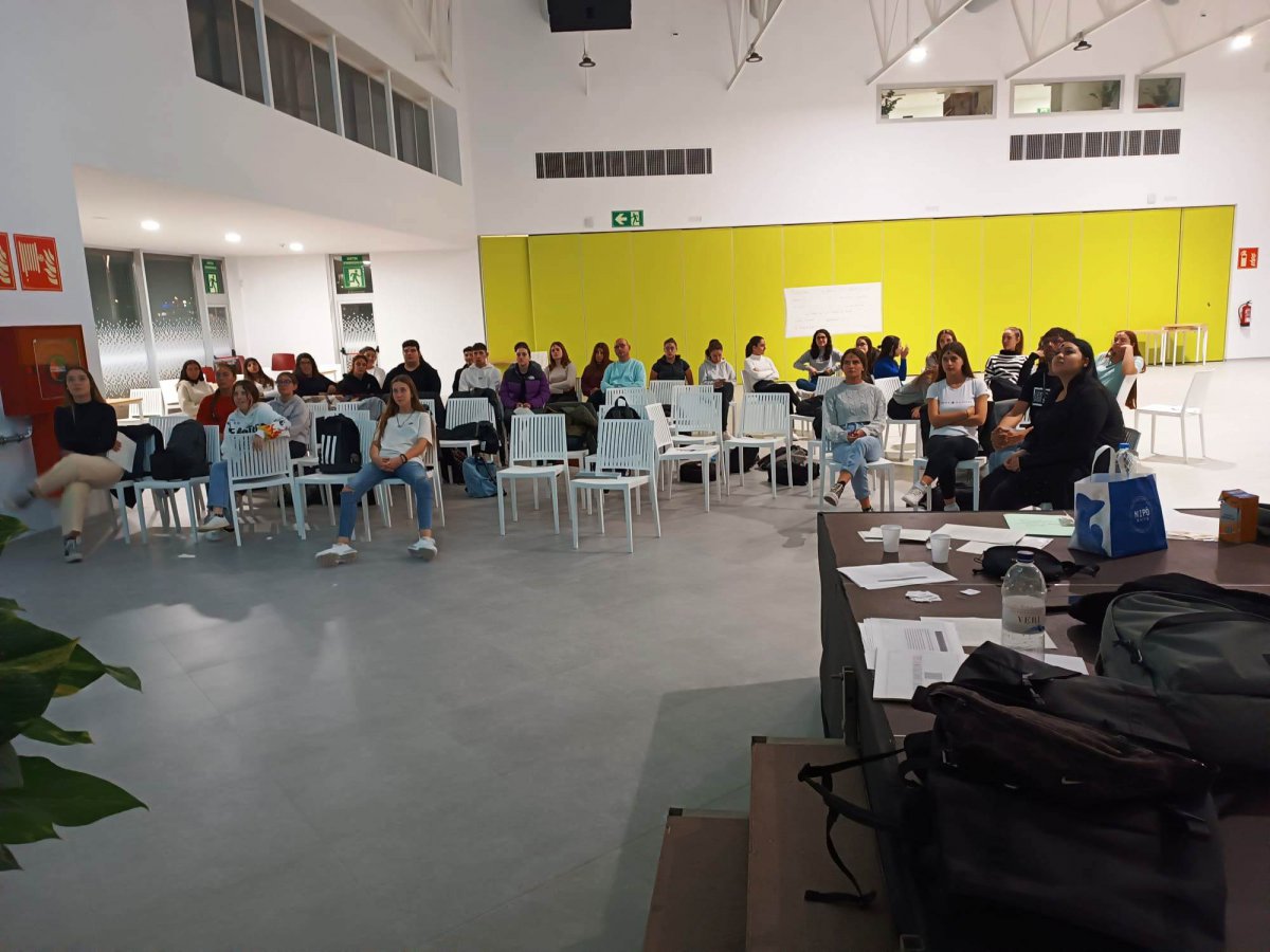 Alumnes del Montsià reben formació sobre conceptes bàsics del maltractament a les persones grans