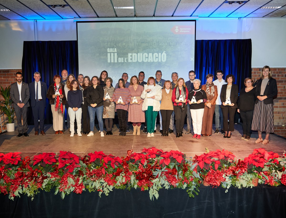 Amposta reconeix la tasca de 27 docents jubilats i els millors expedients acadèmics del curs passat en la tercera Gala de l’Educació