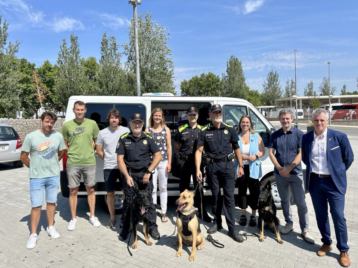 Alumnes de l’Ins Montsià adeqüen una furgoneta en desús per convertir-la en la furgoneta de la unitat canina de la Policia Local