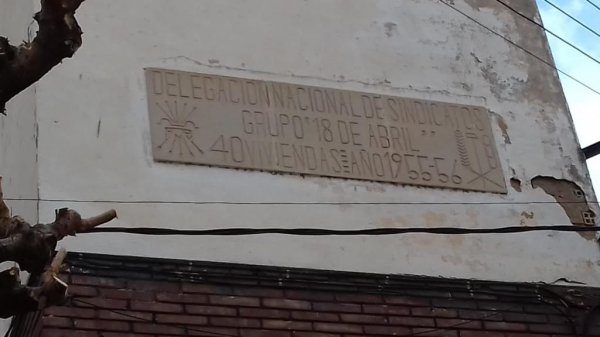 Amposta, pendent de dos símbols per eliminar tota la simbologia franquista