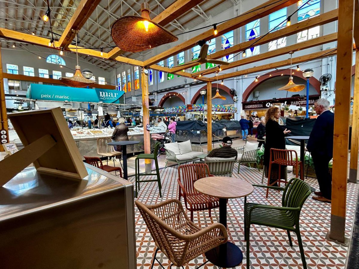 El Mercat Municipal estrena un nou espai de degustació per potenciar l&rsquo;experiència de compra