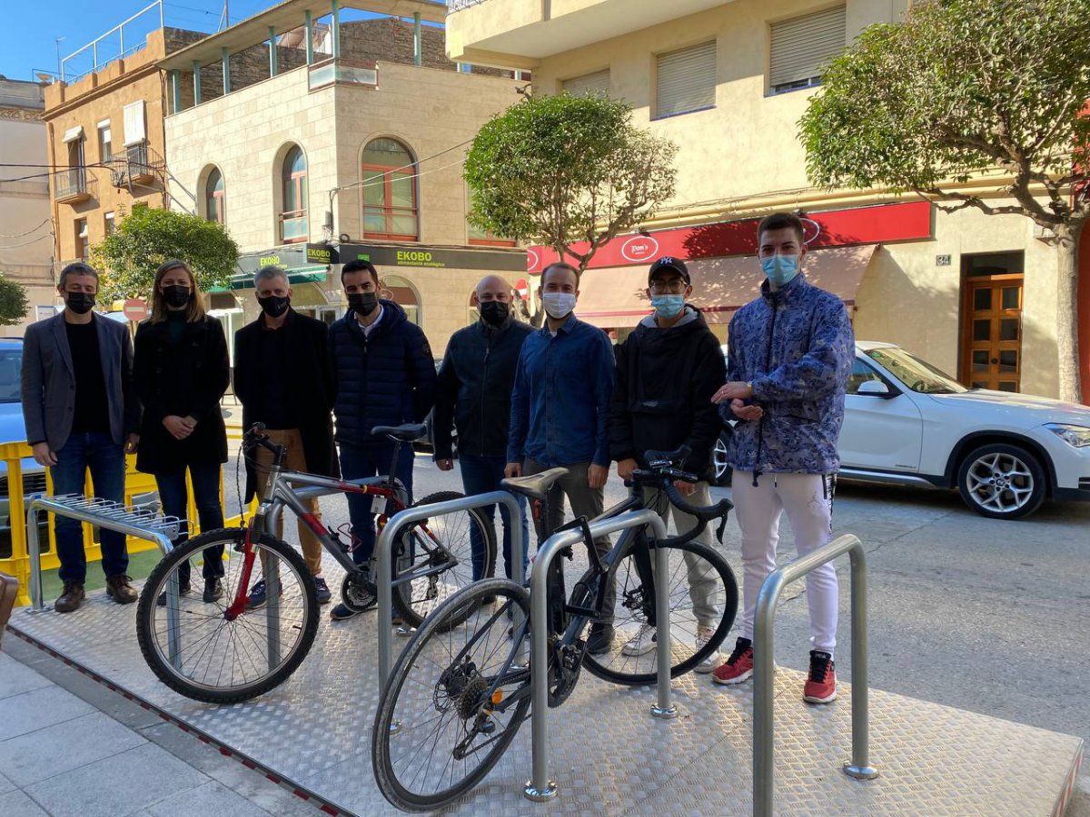 Alumnes de l’Institut Montsià construeixen un aparcament mòbil de bicicletes i patinets