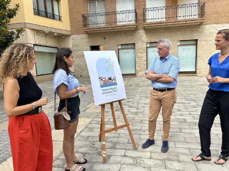 Una finestra a la façana fluvial d’Amposta, protagonista del cartell de Festes Majors 2023