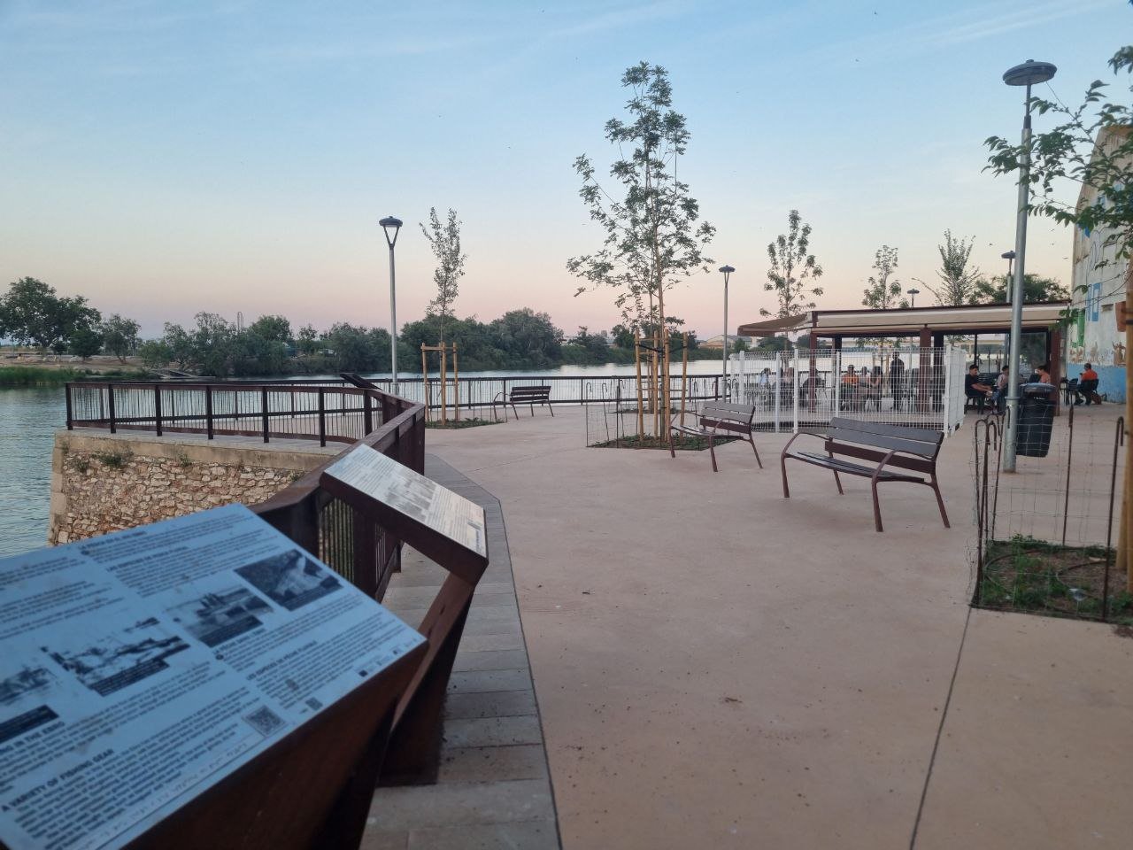 La plaça del Poador incorpora tres plafons informatius sobre el patrimoni pesquer i fluvial d&rsquo;Amposta
