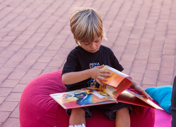 ’Lectures al bressol’, de la Biblioteca Comarcal Sebastià J. Arbó regala llibres als nounats ampostins per tercer any