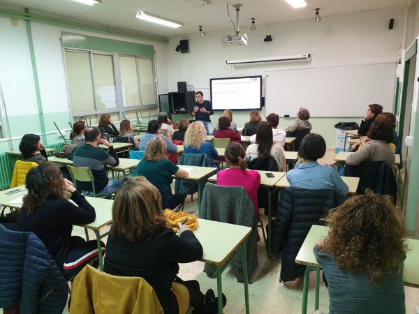 L’Ajuntament d’Amposta posa en marxa un programa per enfortir els vincles entre pares i fills de secundària