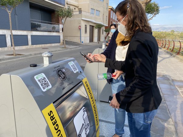 El sistema d’incentius al reciclatge d’envasos de begudes Reciclos arriba a Amposta