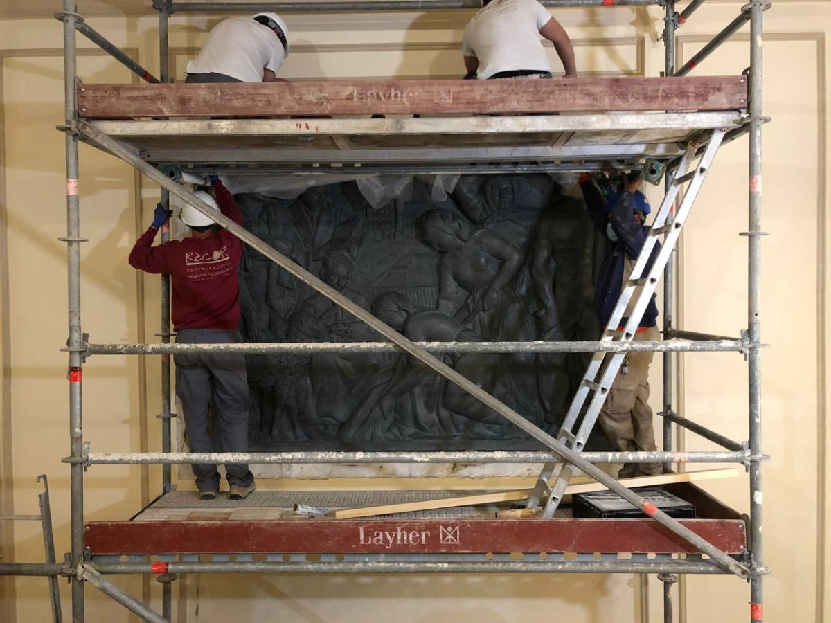 El mural de Soriano-Montagut torna a l’escala principal de l’Ajuntament passat ja a bronze